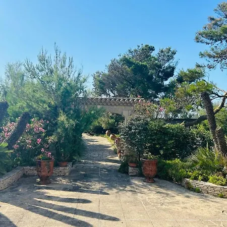 Secret Garden Facing The Sea *